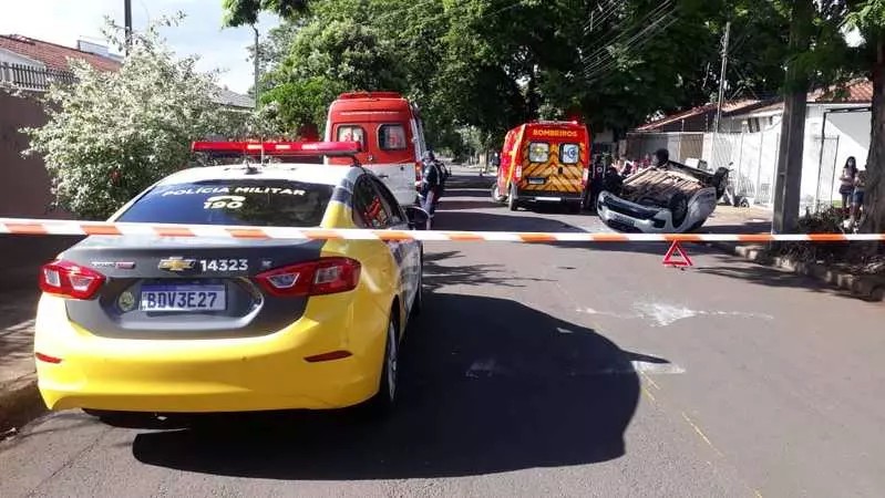 Batida envolveu dois carros (foto: GMC Online)