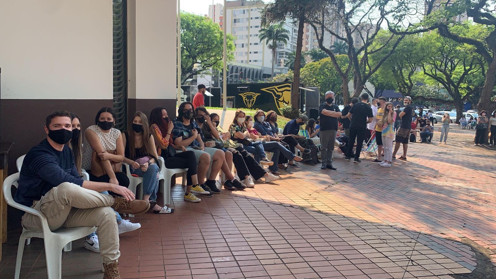 Milhares de jovens aguardavam o início da vacinação no paço municipal, um dos pontos de imunização nesta quinta-feira (16) - Foto: Luciana Peña/CBN Maringá 