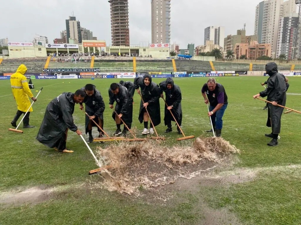 Muita água da chuva se acumulou no gramado do Estádio Willie Davids | Foto: Odair Figueiredo