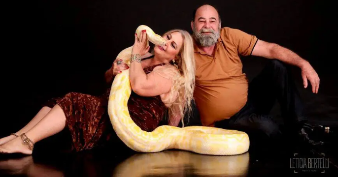 O casal Lúcia Helena Lourenço e Luiz Cláudio Zanco Storto e a cobra Ágatha. Foto: Letícia Bertelli/Arquivo familiar