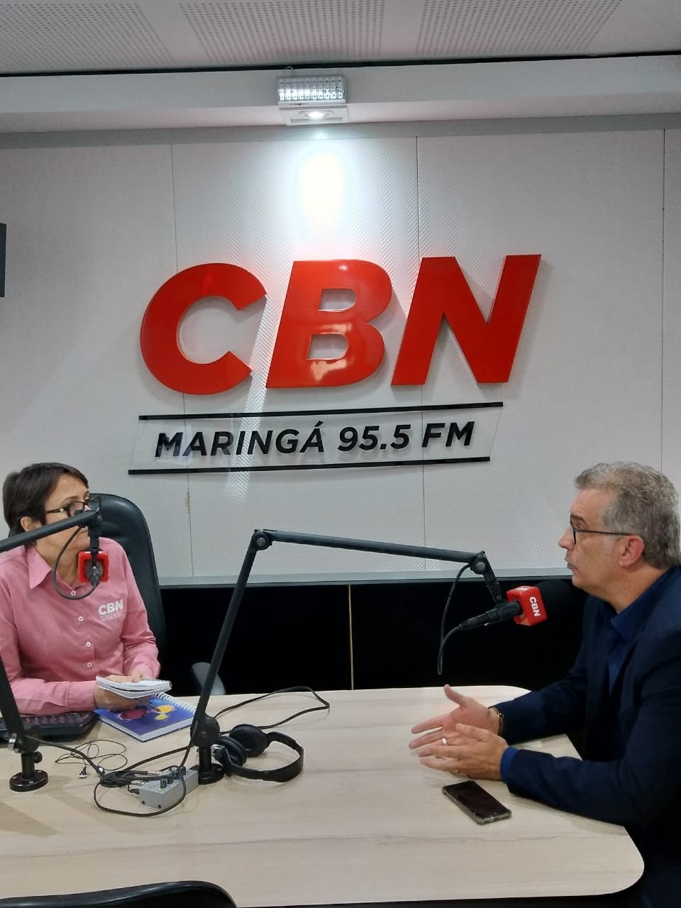 âncora Luciana Penã entrevista o secretaria Hudson José no estúdio da CBN Maringá (foto: Lucio Correa)