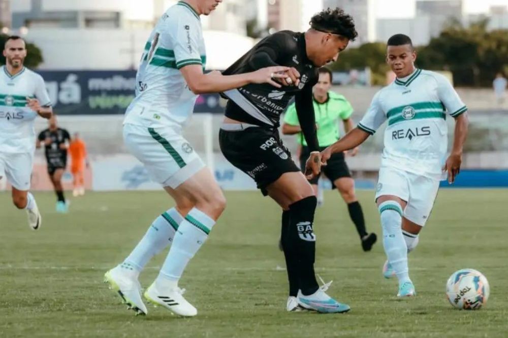 Depois do gol de Acará, o Galo ensaiou uma reação, mas de nada adiantou | Fotos: Renata França / Galo Maringá