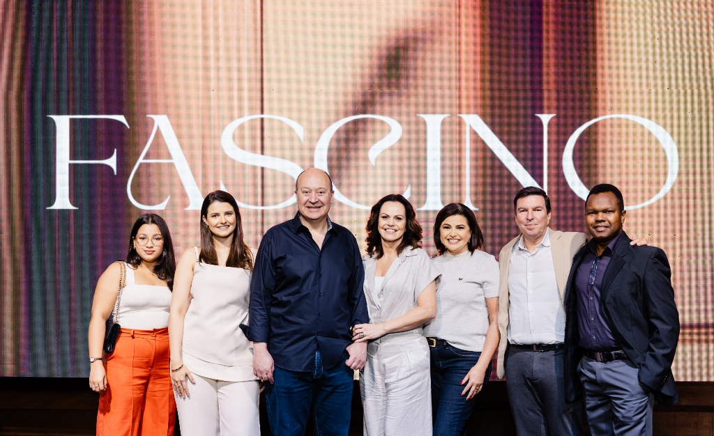 George e Sonia Khoury com equipe interna de vendas (Foto: Divulgação)