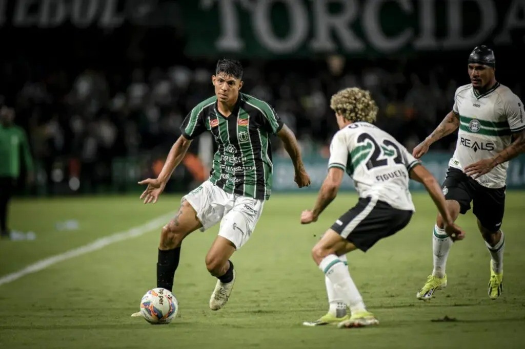 O meia Zé Vitor foi um dos melhores jogadores em campo | Foto: Eduardo Somer