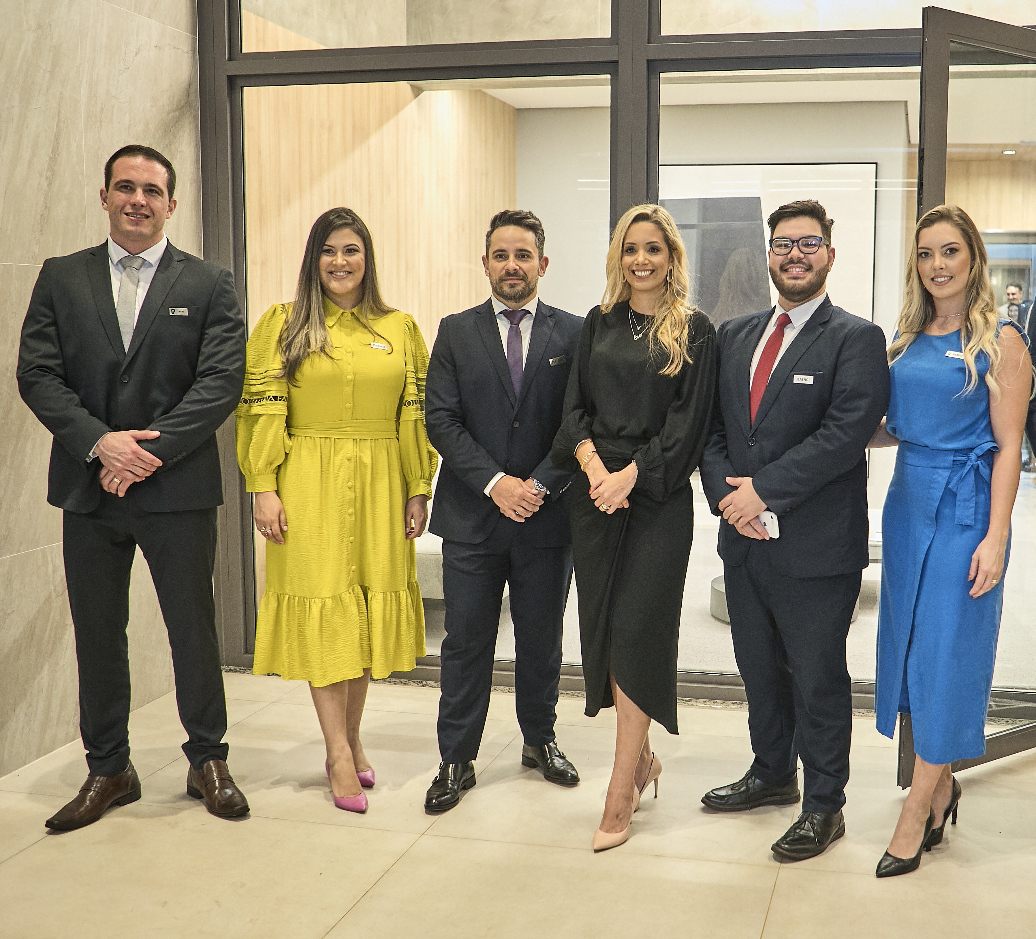 Equipe comercial da Plaenge celebra entrega ao lado dos clientes (Foto: João Paulo Santos)