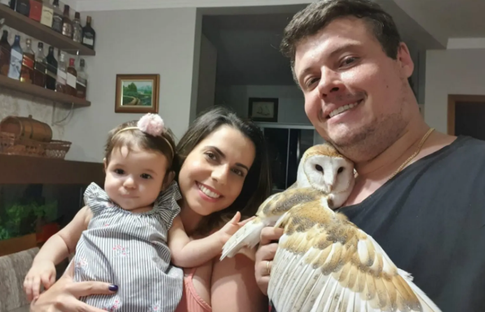 O casal André e Viviane Farias, a filha Isabela e a coruja Snow. Foto: Arquivo familiar
