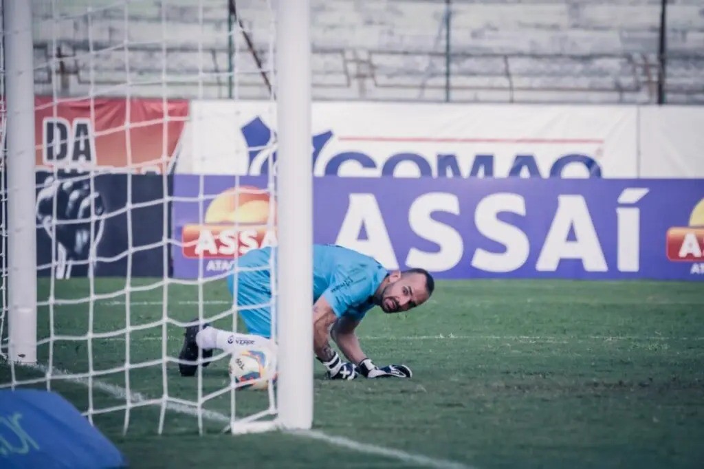 O goleiro do Cascavel falhou após chute de longe do Bruninho | Foto: Odair Figueiredo