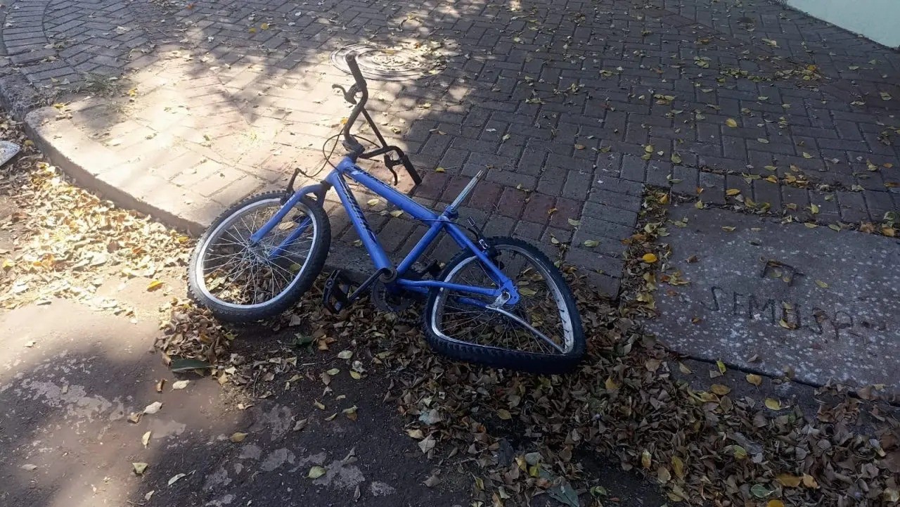 Segundo a Polícia Militar (PM), um homem passava de bicicleta pela Rua Elpídio Francisco Costa quando foi alvo de vários disparos | Foto: Equipe GMC Online.