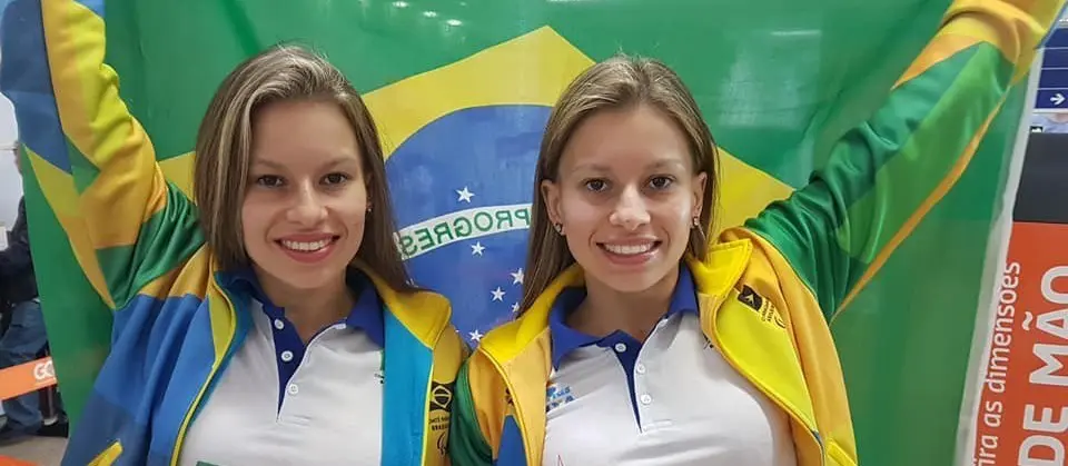 Nadadoras Débora e Beatriz Carneiro (foto: arquivo pessoal)