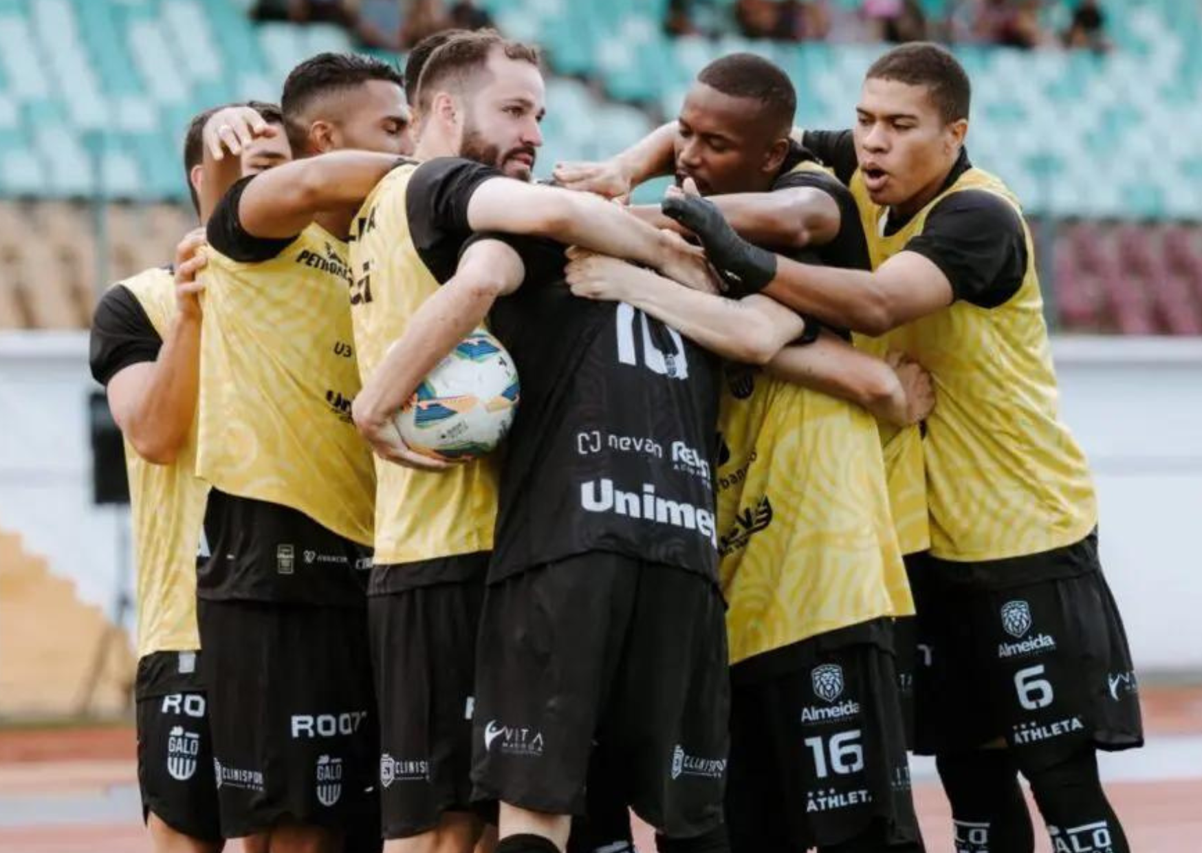 Equipe do Galo comemora o primeiro gol de Portuga no campeonato, que chegou para ser o craque da equipe | Foto: Renata França/Galo Maringá