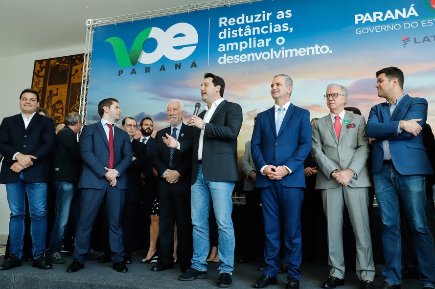 Solenidade de assinatura do acordo entre o Governo do Estado e o Grupo Latam Airlines para 71 novos voos semanais no Estado, inclusive para Maringá  (foto: Arnaldo Alves/AEN)