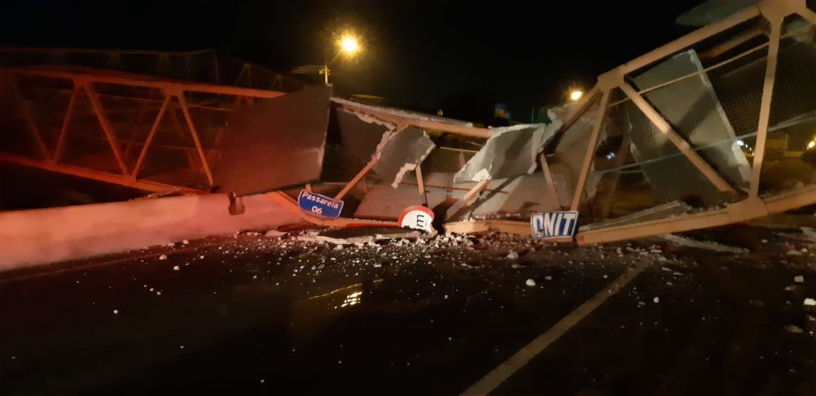 Tráfego ficou interrompido depois que caminhão derrubou passarela no Contorno Norte na madrugada desta quinta-feira (21) | Foto: PRF/divulgação 