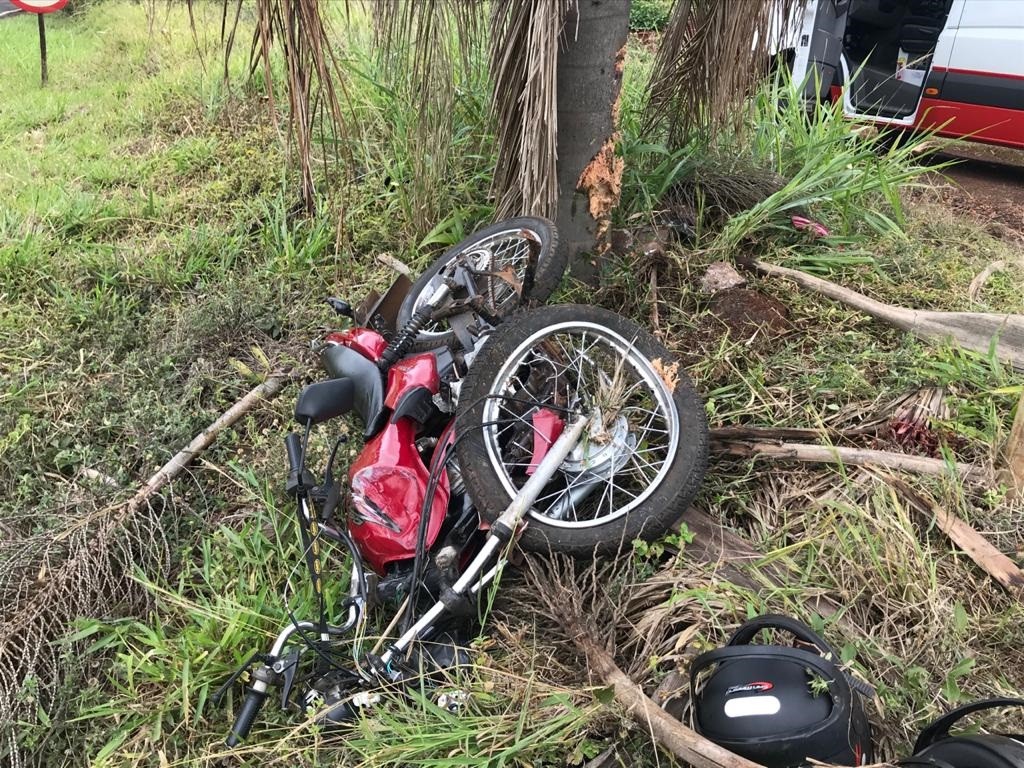 Motociclista perdeu o controle da moto e bateu contra uma árvore (foto: Samu Aéreo)