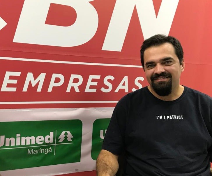 Rodrigo Martucci foi entrevistado em um estúdio montado na Unimed Maringá, como parte do projeto CBN nas Empresas.