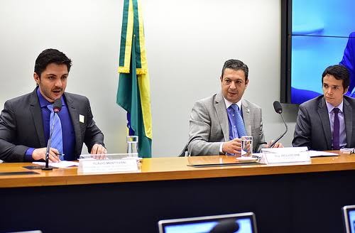 À esquerda, vereador Flávio Mantovani | Foto: Zeca Ribeiro/ Câmara dos Deputados