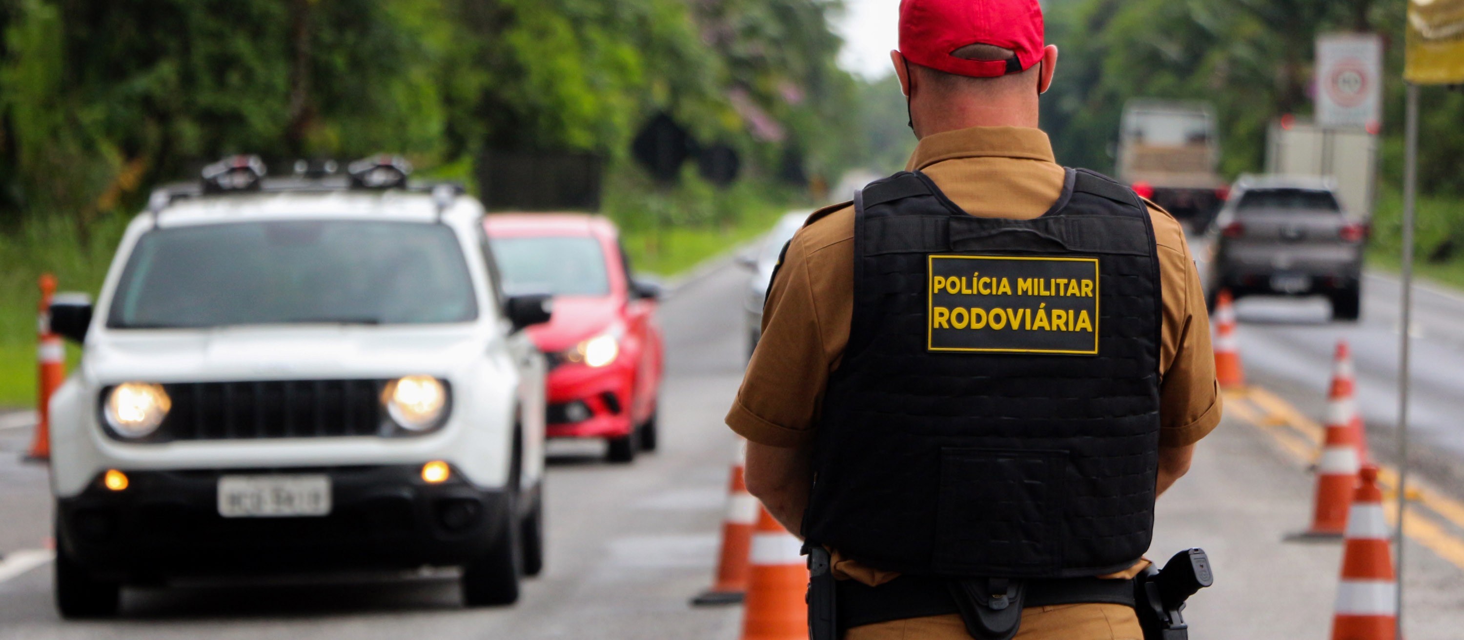 Dois adolescentes em uma motocicleta batem moto em árvore e um deles morre
