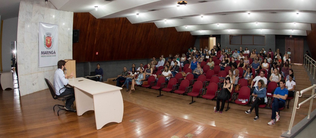 Palestra sobre felicidade marca ′Dia Municipal da Consciência Jovem′