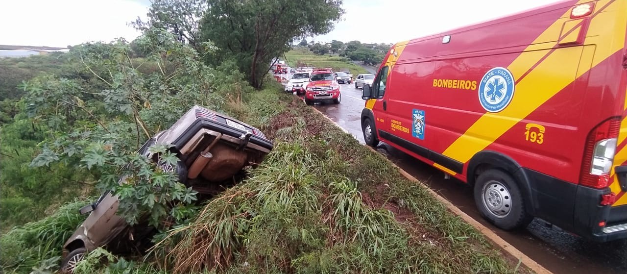 Motorista fica ferido no Contorno Sul após aquaplanar em pista molhada e cair em barranco