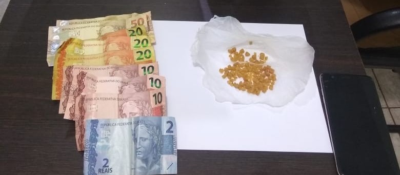 Moradores fazem denúncia e dois adolescentes são apreendidos por tráfico de drogas