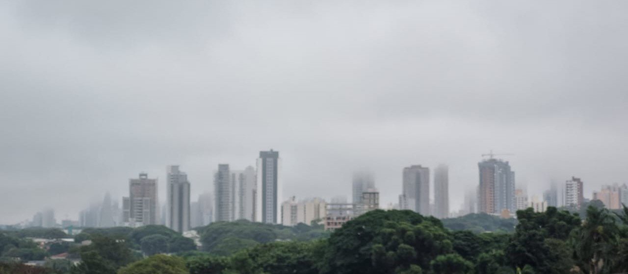 Domingo amanhece frio e chuvoso em Maringá