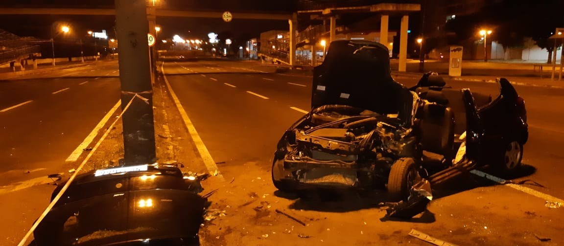 Avenida Colombo: carro bate em poste e motorista fica gravemente ferido 