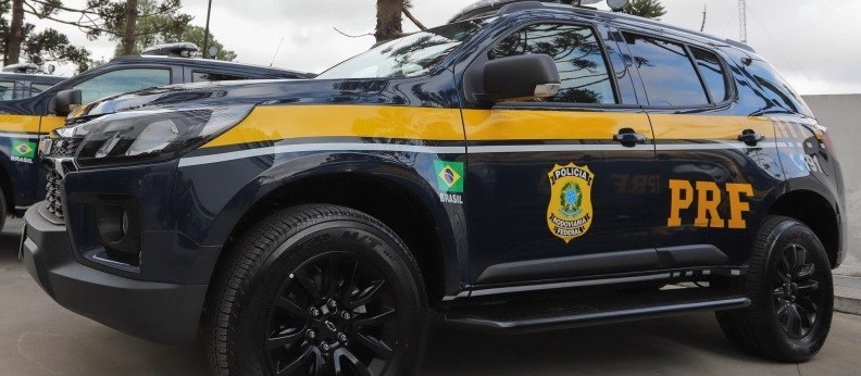 Motorista invade pista contrária e colide em carro e caminhões