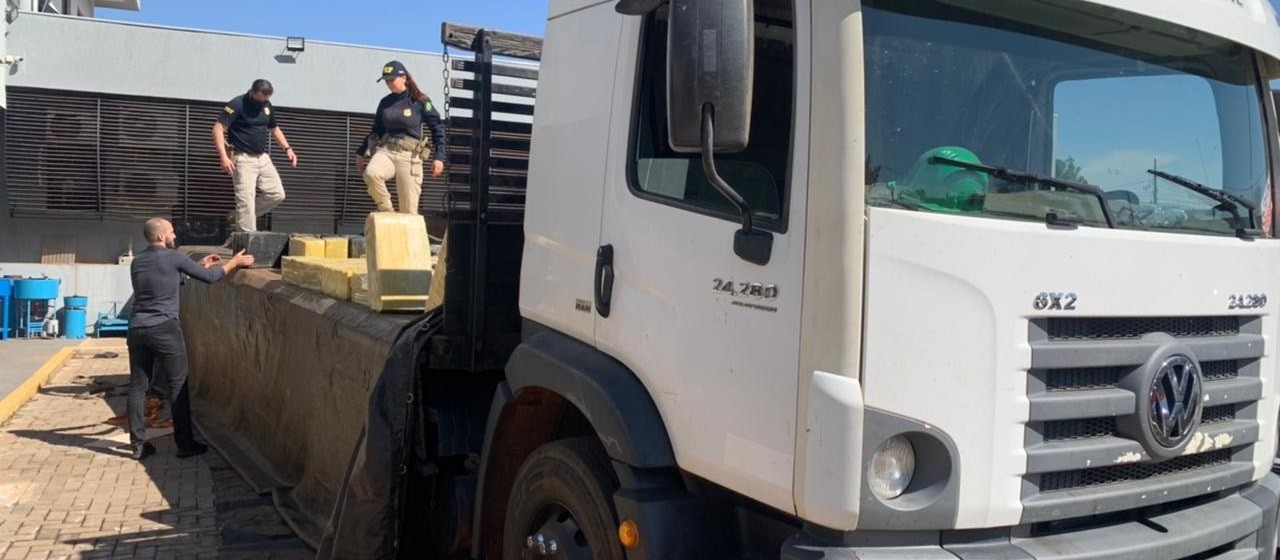 PRF apreende três toneladas de maconha em caminhão roubado