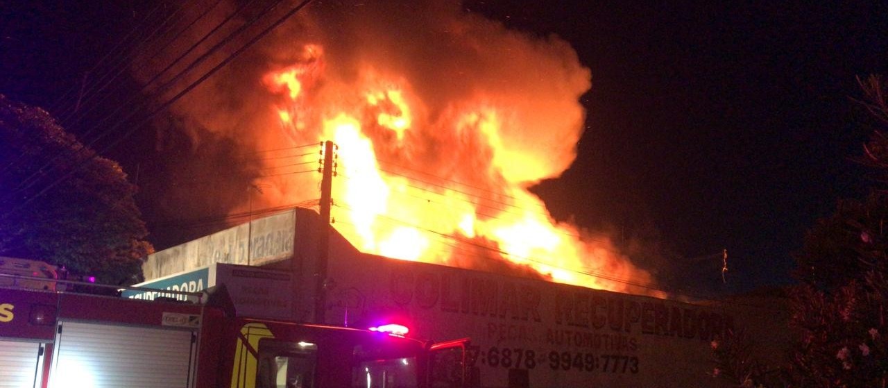 Incêndio atinge barracão em Maringá