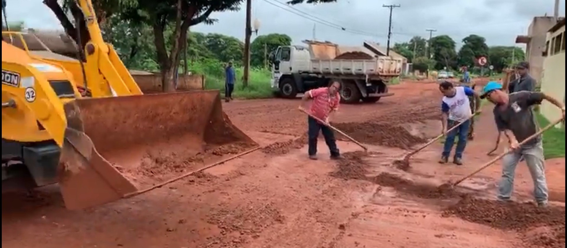 Asfalto desaparece e avenida vira lamaçal