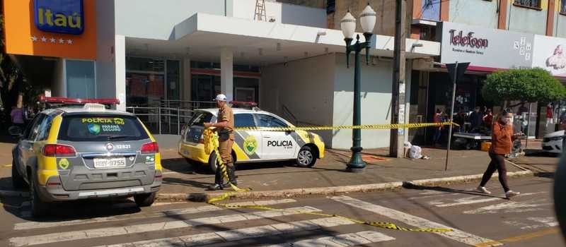 Homem é preso após render seguranças de banco com faca em Campo Mourão
