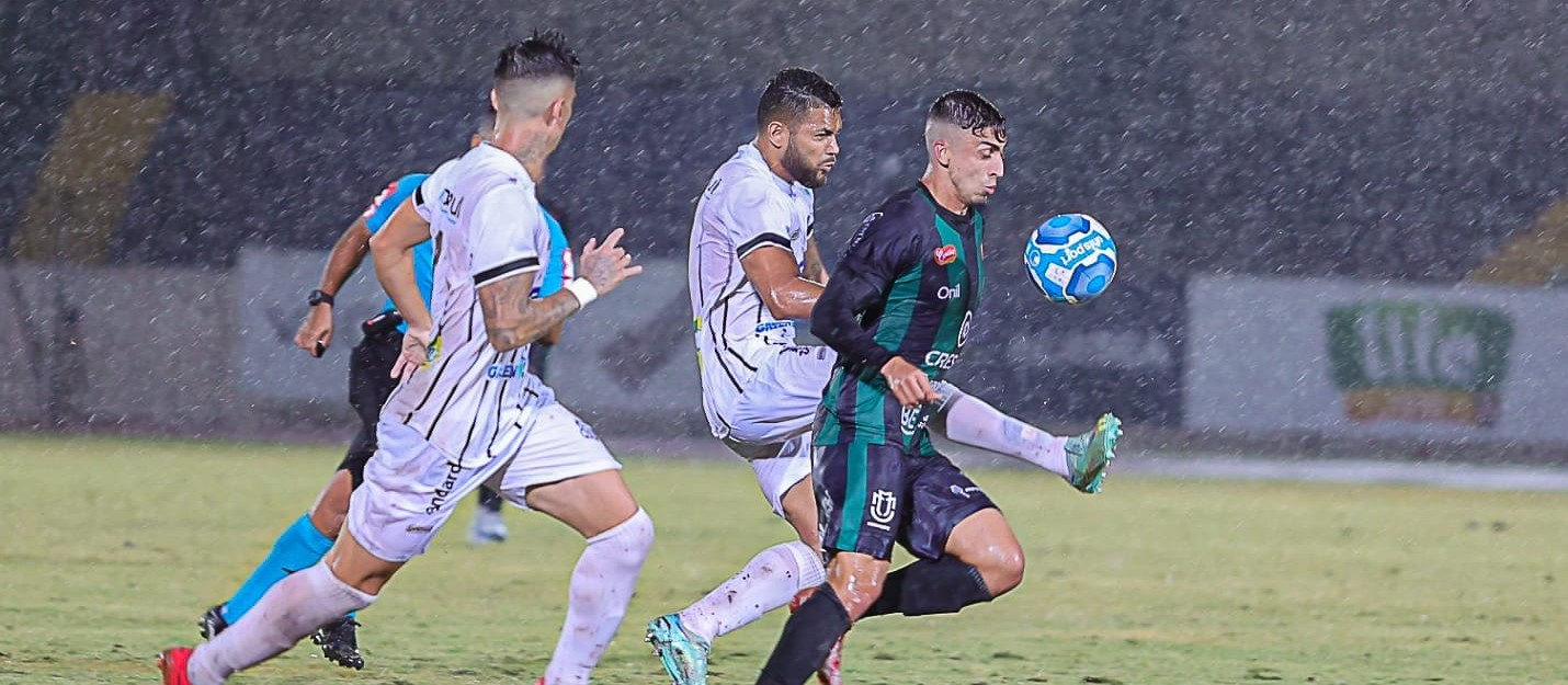 Mesmo com chuva, Maringá FC vence Operário por 2 a 0