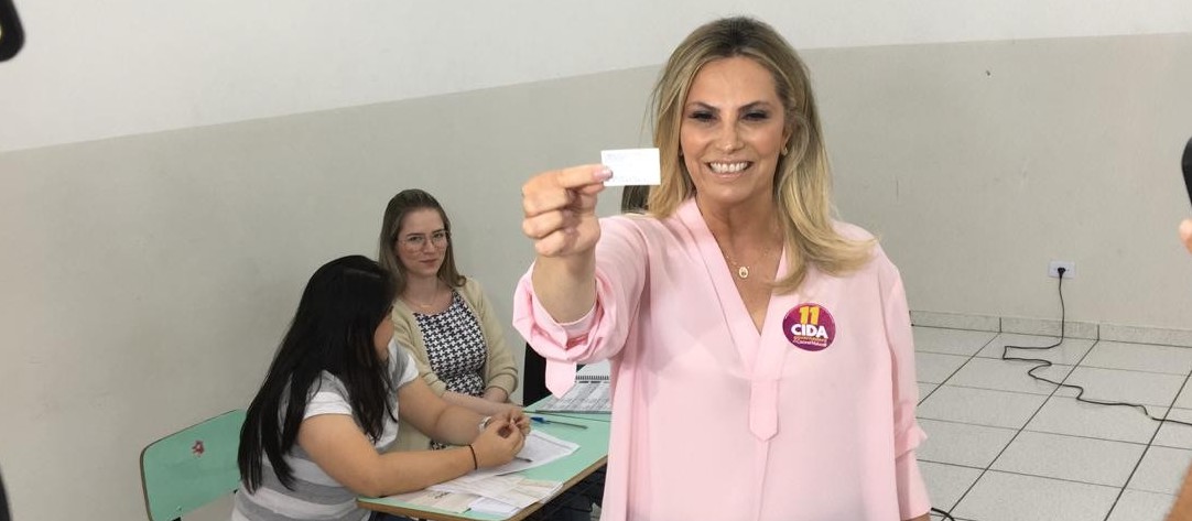 Governadora Cida Borghetti vota no colégio Regina Mundi, em Maringá