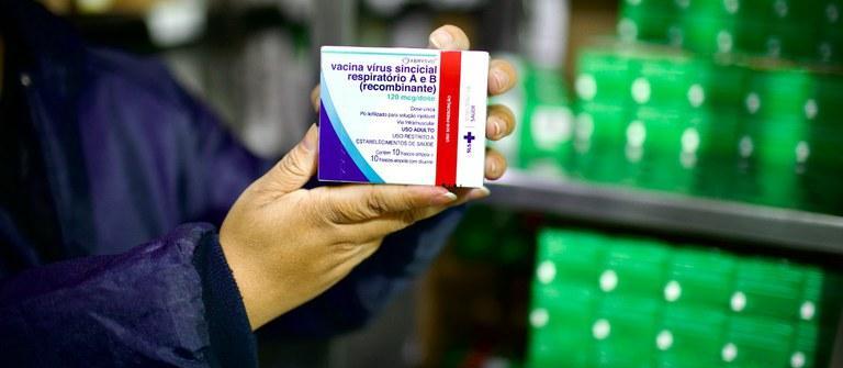 Com dose única, vacina contra VSR começa a ser aplicada no Paraná