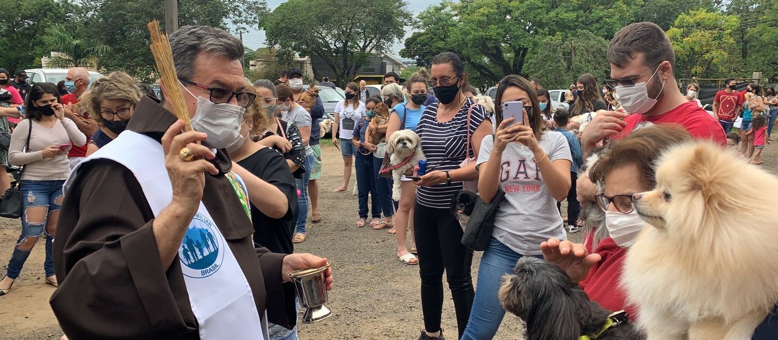 Pets recebem benção de São Francisco de Assis em Maringá