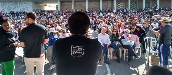 Professores estaduais decidem suspender greve