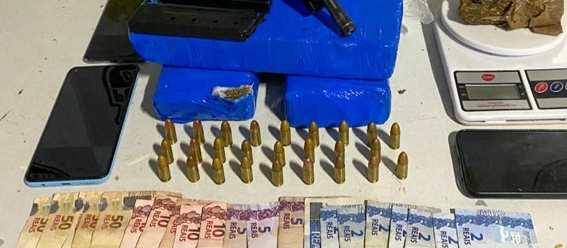 Casal é preso com maconha, arma de fogo e dinheiro em Paiçandu
