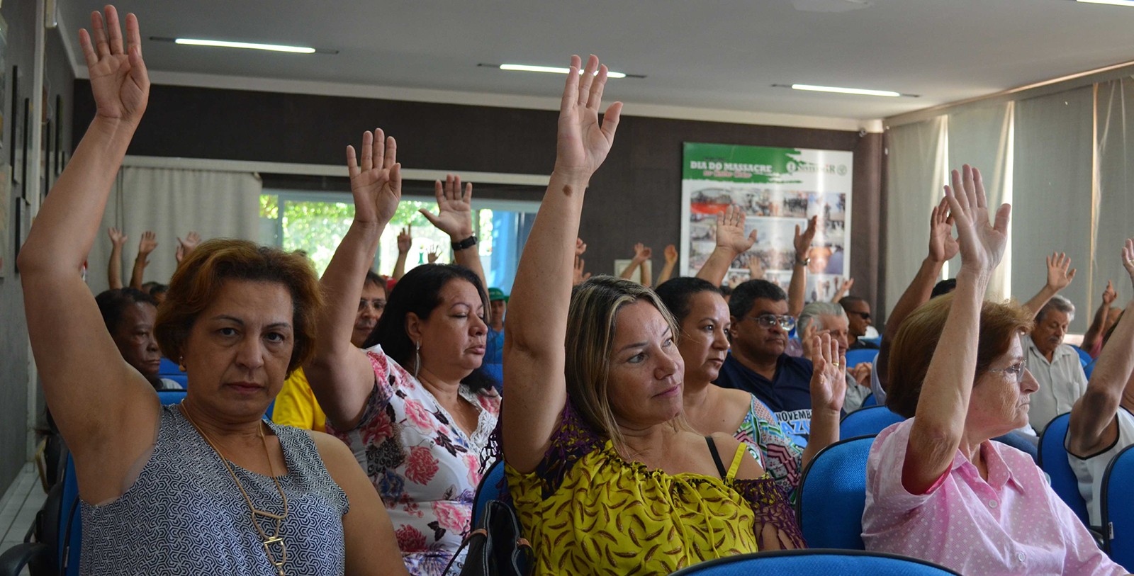 Servidores da UEM aprovam estado de greve