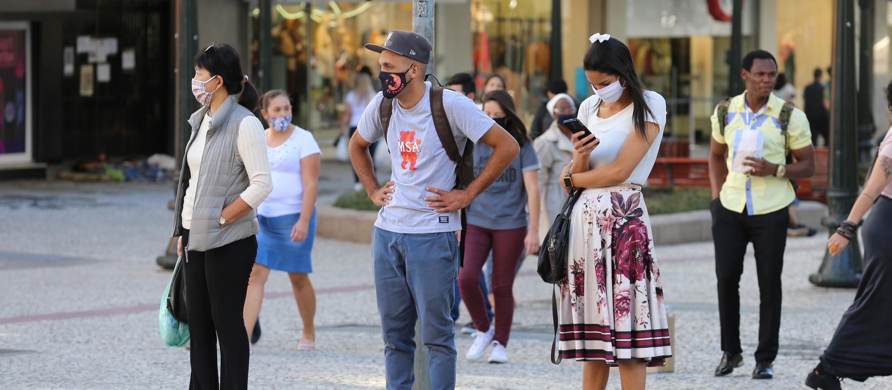 Máscaras deixam de ser obrigatórias em lugares fechados na cidade de Curitiba