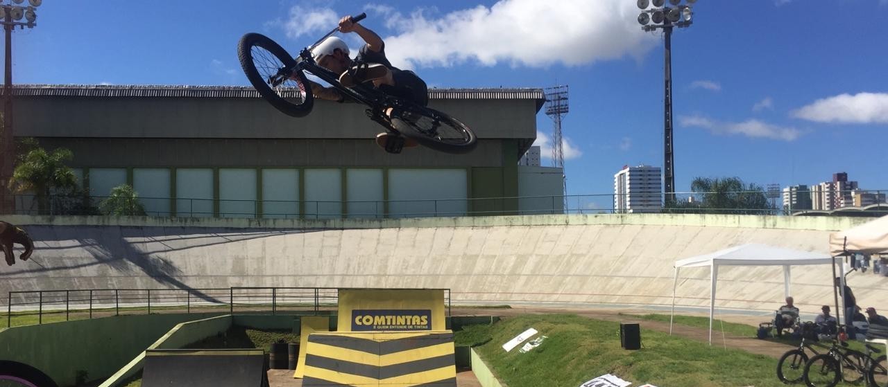 Encontro em Maringá reúne pilotos de BMX Freestyle