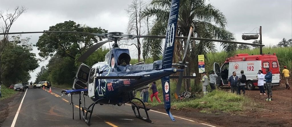 Motociclista fica gravemente ferido ao bater contra árvore 