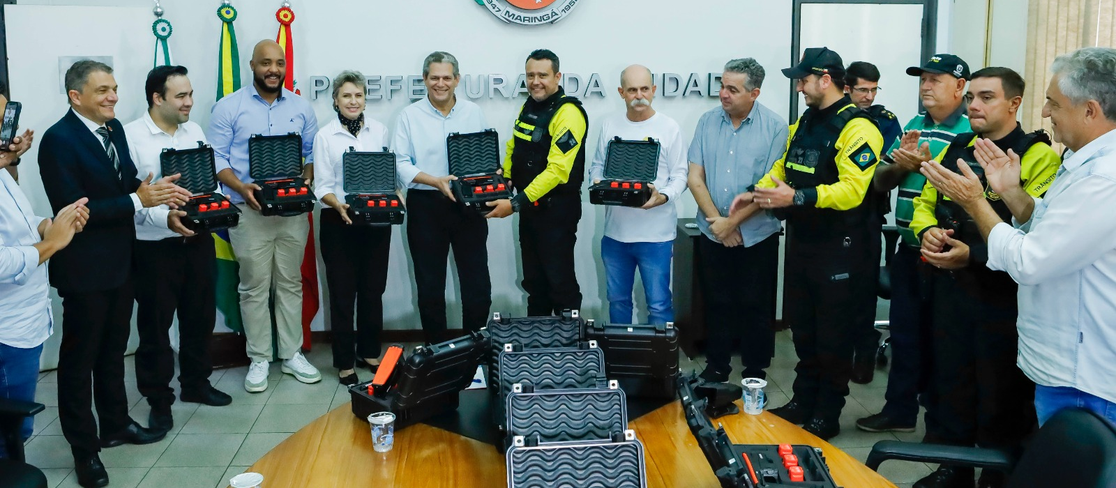 Prefeitura de Maringá entrega armas de choque para agentes de trânsito