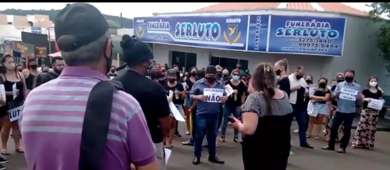 Moradores de Barbosa Ferraz fazem protesto após TJPR soltar suspeito de abuso sexual