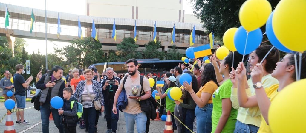 Refugiados ucranianos são recebidos com festa em Maringá