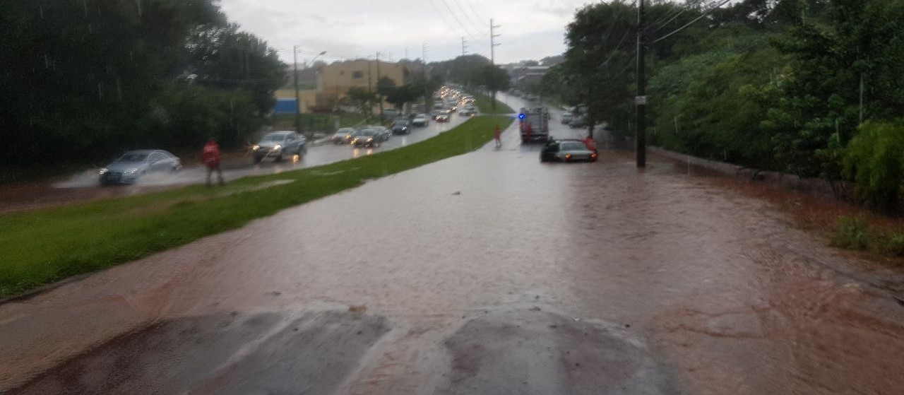 Chuva rápida e forte provoca alagamentos