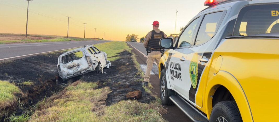 Carro fica totalmente destruído por incêndio após acidente