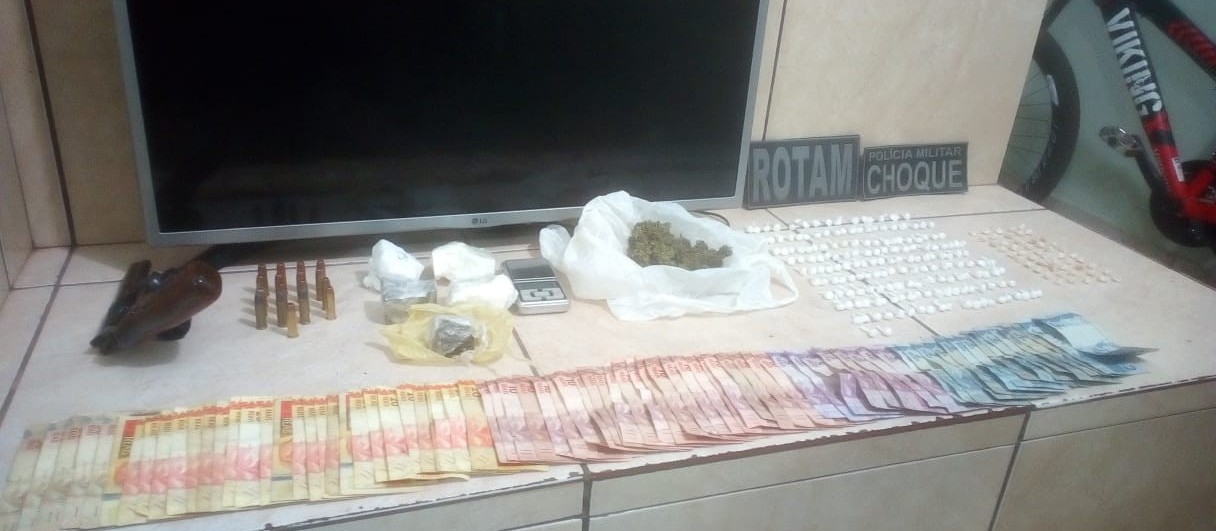 Dois adolescentes e um rapaz são detidos com dinheiro, drogas e revólver