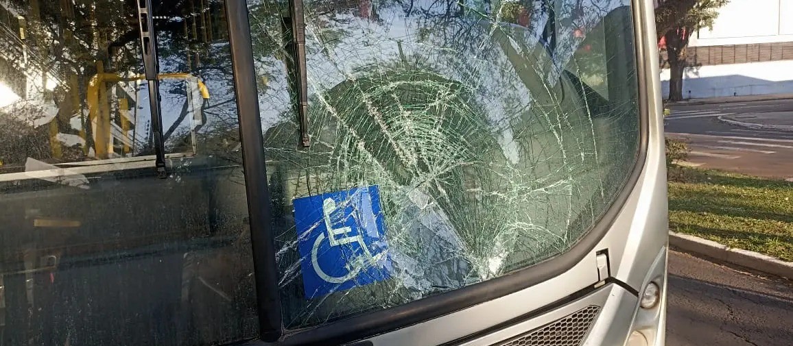 Acidente entre ônibus e patinete elétrico deixa jovem gravemente ferida