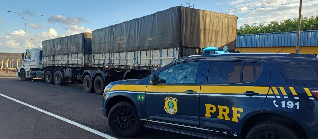 Em duas abordagens, PRF apreende 700 mil maços de cigarros