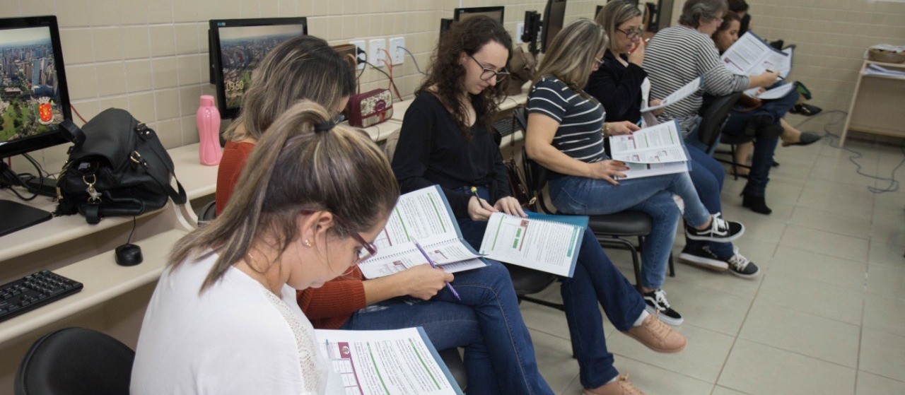 Professores recebem treinamento para uso de notebooks em aulas