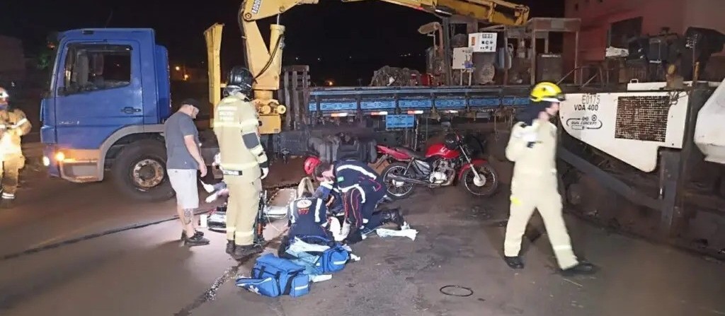 Motociclista fica em estado grave após colidir contra caminhão em Maringá